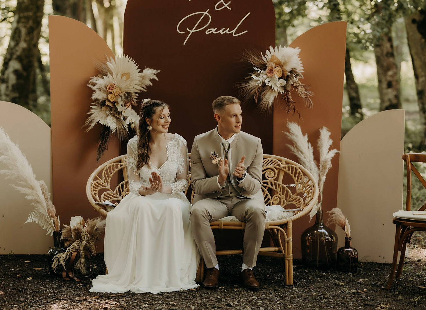 Cérémonie de mariage laïque assis